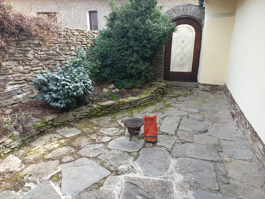 Letní grilování a příjemné posezení na dvorku venkovského stavení v obci Radenín