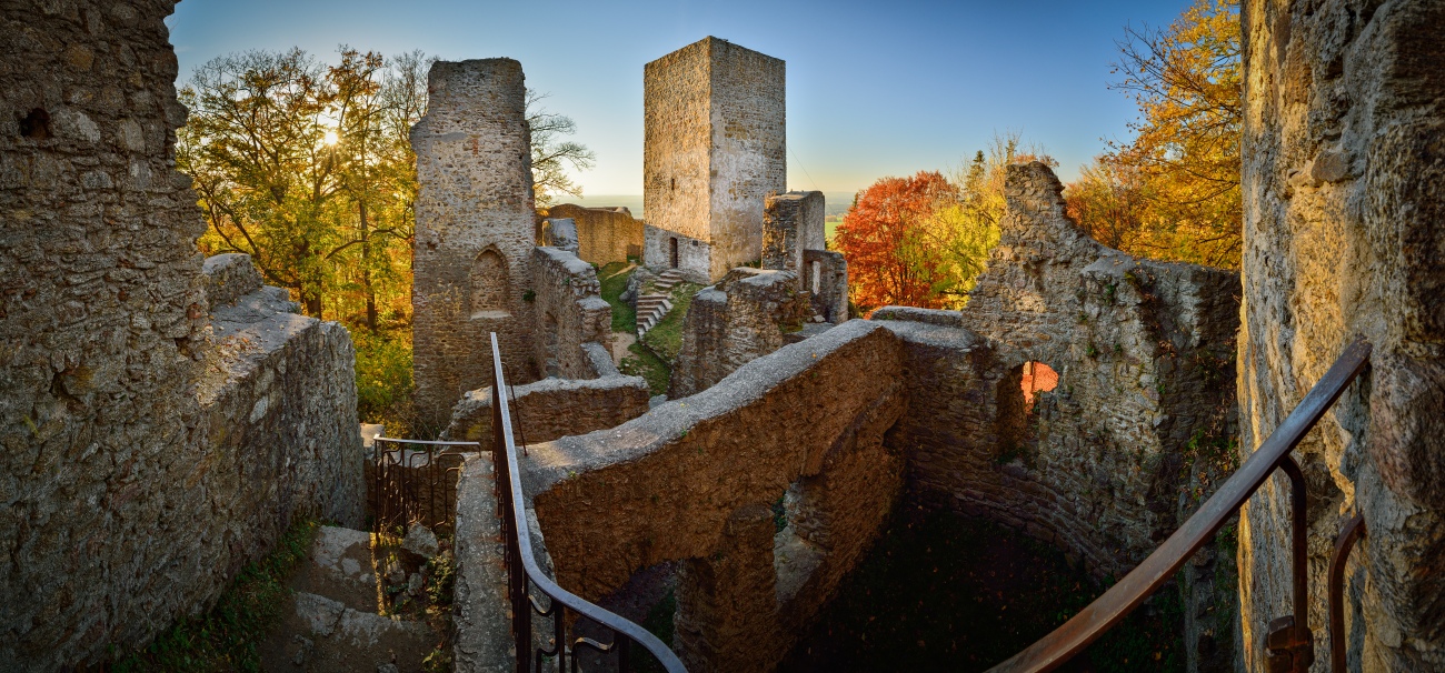 Nedaleko od domu se nachází hrad Choustník
