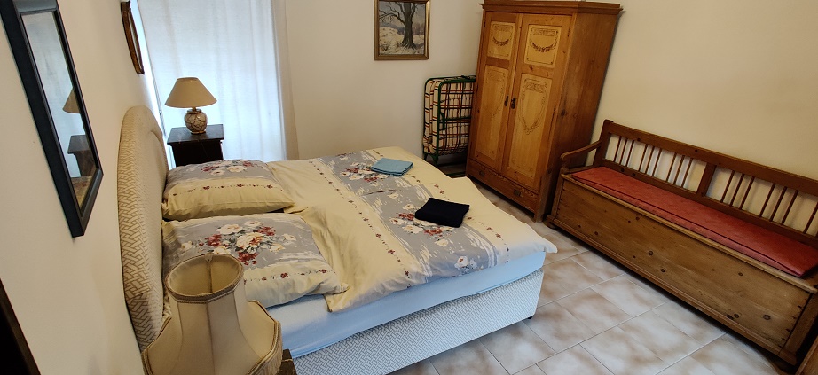 Ložnice v přízemí se samostatnou koupelnou
